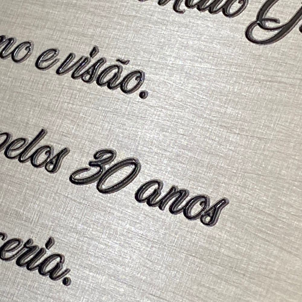 Placa de Homenagem em Alumínio com Letras em Alto Relevo - Multicores Comunicação Visual