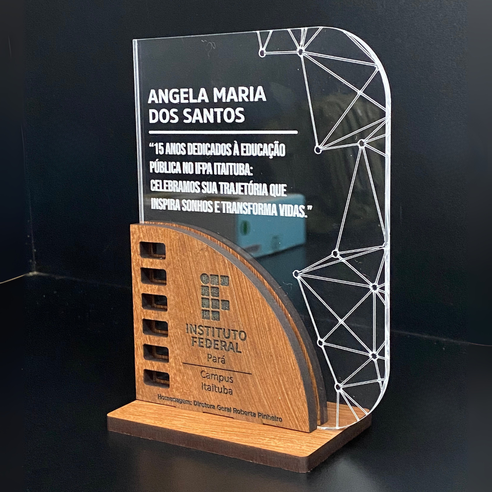 Placa de Homenagem em Acrílico com Gravação à Laser e Base em MDF - Multicores Comunicação Visual