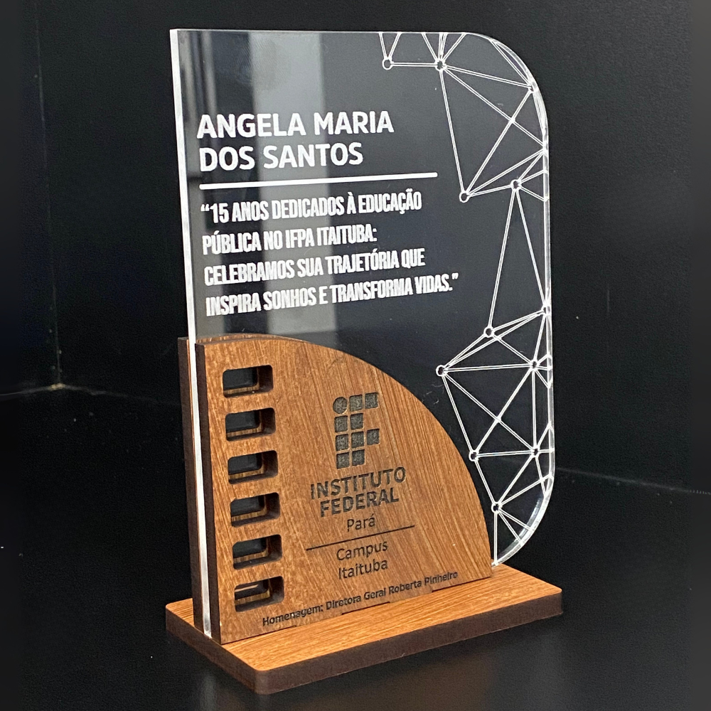 Placa de Homenagem em Acrílico com Gravação à Laser e Base em MDF - Multicores Comunicação Visual