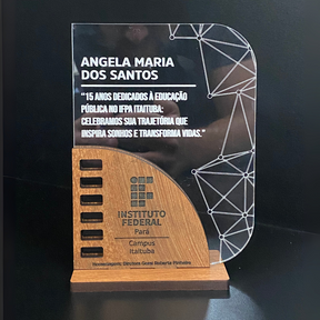 Placa de Homenagem em Acrílico com Gravação à Laser e Base em MDF - Multicores Comunicação Visual