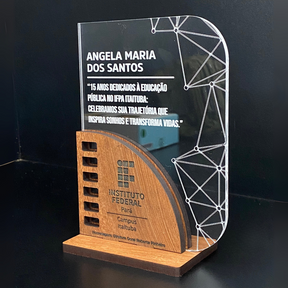 Placa de Homenagem em Acrílico com Gravação à Laser e Base em MDF - Multicores Comunicação Visual